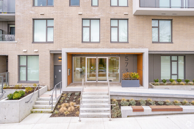 Building Photo - Coco Oakridge