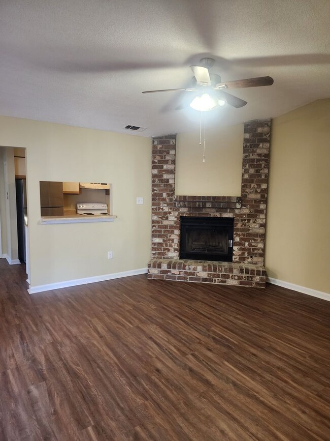 Building Photo - 2 bedroom, 2 bath townhome with Georgetown...