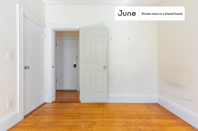 Building Photo - Private bedroom in 4 bed/1.5 bath Home