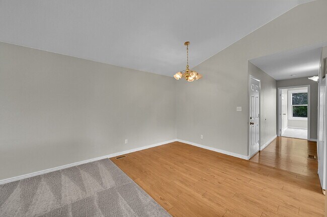 Foto del edificio - $2,490.95, 4 bed, 2.5 bath, located in Englewood