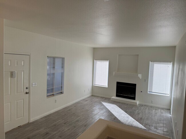 Foto del edificio - Single Story Townhouse with all tile floor...