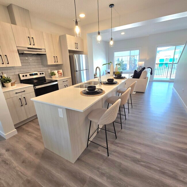 Photo du bâtiment - Gorgeous 3 bedroom, 2.5 bathroom townhouses for rent in NE Edmonton!