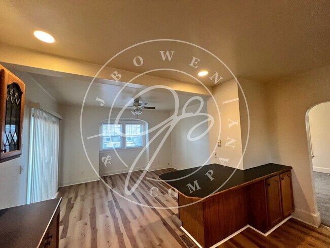 Building Photo - 3-Bedroom Home in West Toledo with spacious kitchen.