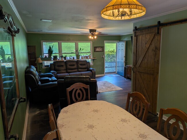 Foto del edificio - 3613 Brookeside Dr