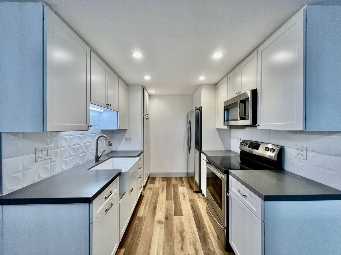 Foto principal - Gorgeous 2B/1BA w/ Large Carport & Washer/...