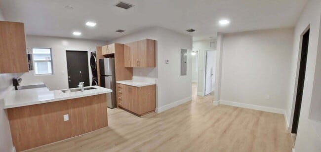 Building Photo - Samuel Duplex