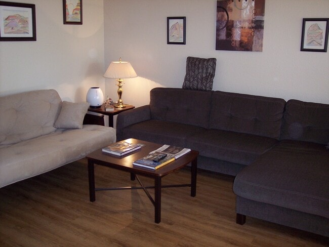 Foto del edificio - Upstairs 1 Bed/1 Bath Condo in Del Cerro!