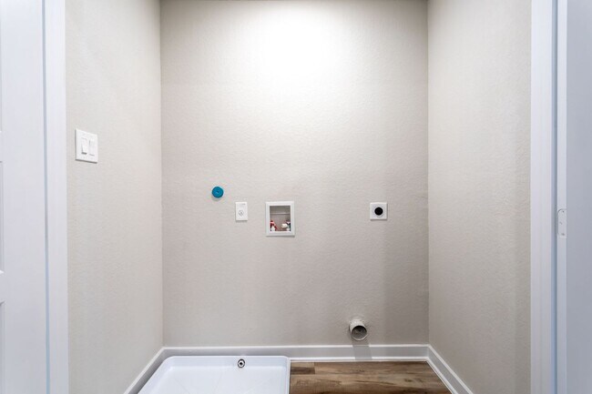 Foto del edificio - Move-In Ready 3BR with Private Yard & Modern Upgrades – Won’t Last!