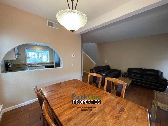 Building Photo - Great Townhouse Now Available in Concord!