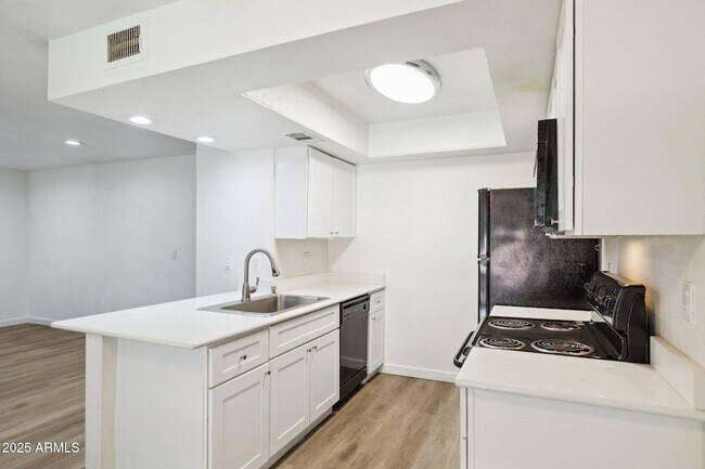 Foto del edificio - 520 N Stapley Dr