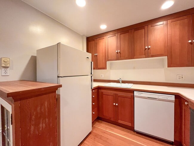 Building Photo - Charming 1bd/1bth U-District Condo, $1,550...