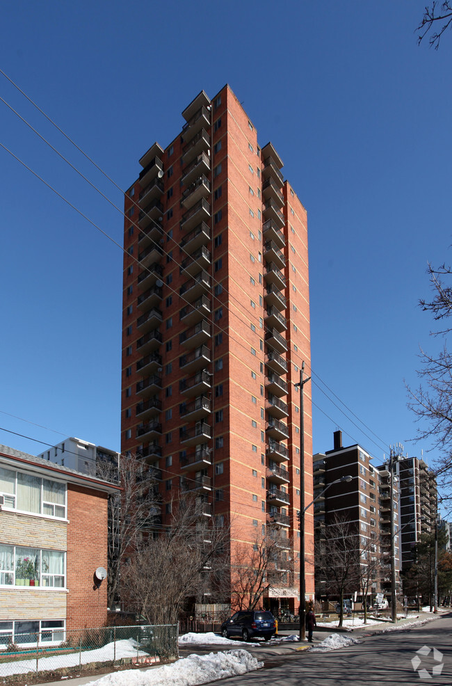 Photo du bâtiment - 60 Gowan Ave
