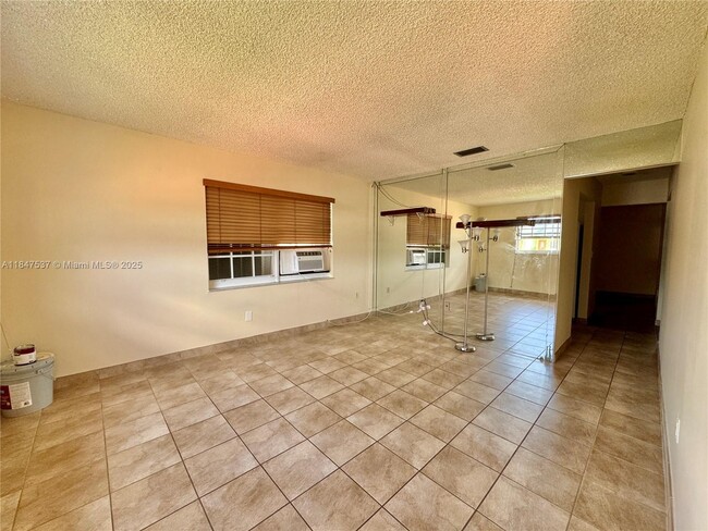 Building Photo - 1377 W 38th St