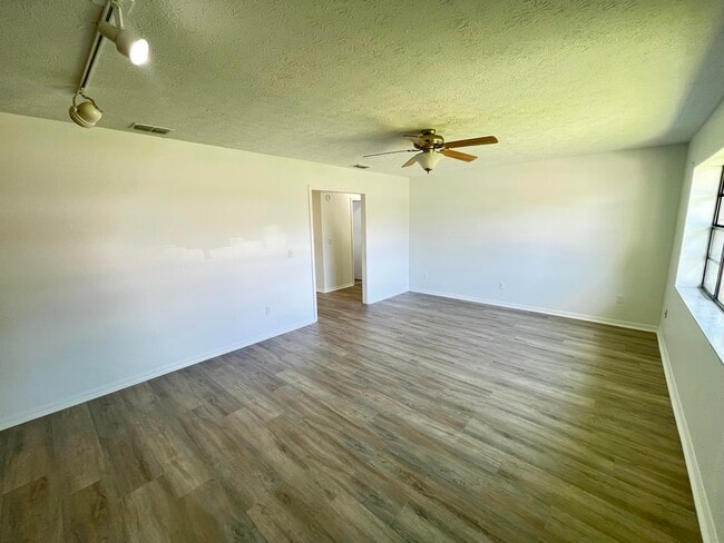 Foto del edificio - 574 SW Duval Ave