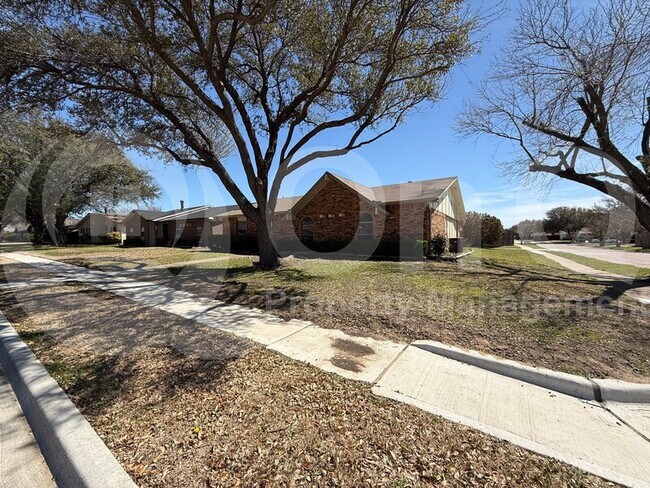 Foto del edificio - 5101 Bartlett Dr