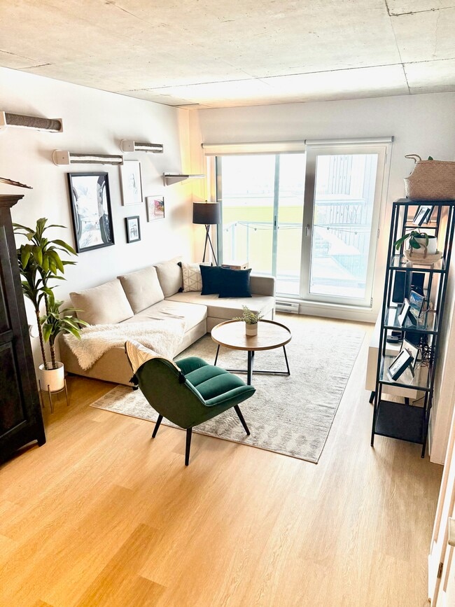 Building Photo - 719-8205 Av Du Cirque