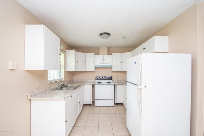 Foto del edificio - 27270 Warner Ave