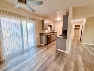 Comedor grande con balcón - Corteen Place Apartments