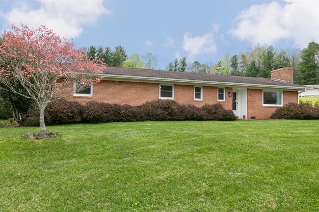 Building Photo - 3BR/2BA Home with Detached Garage – Fletcher, NC