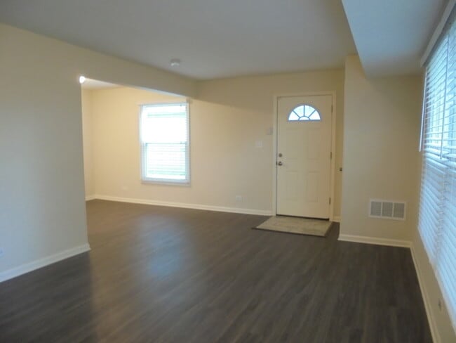 Building Photo - 1395 S Glen Cir