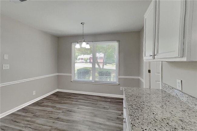 Foto del edificio - 5665 Enchantress Ln NE