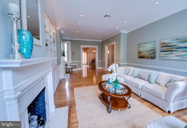 Foto del edificio - 2127 Leroy Pl NW