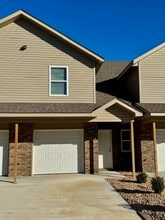 Building Photo - 2805 W Mockingbird Ln