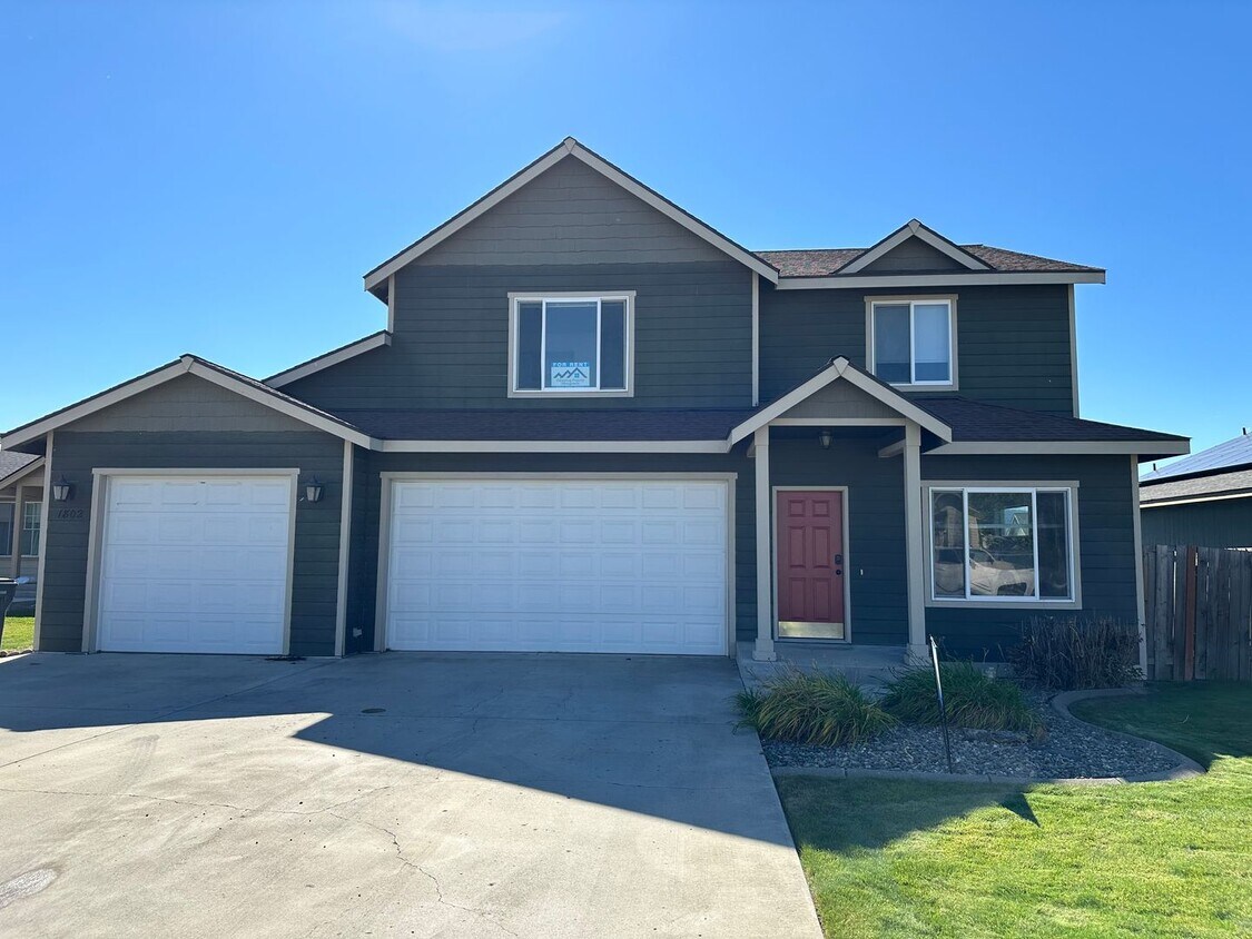 Primary Photo - 3 Bed, 2.5 Bath + BONUS Room with HUGE Mas...