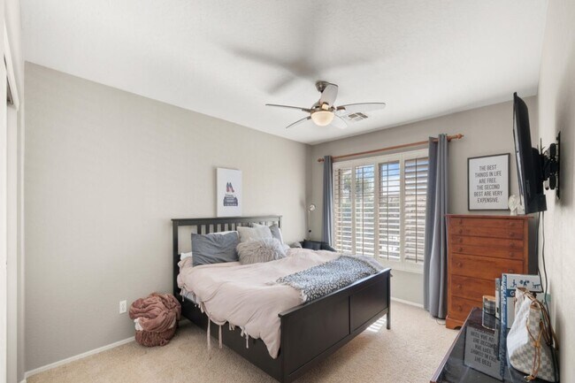 Building Photo - 1390 E Horseshoe Dr