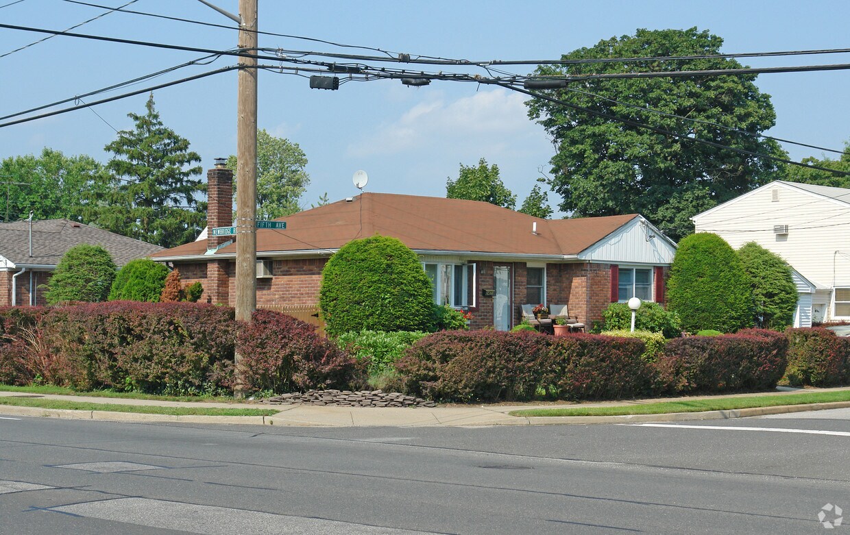 Building Photo - 277 Newbridge Rd