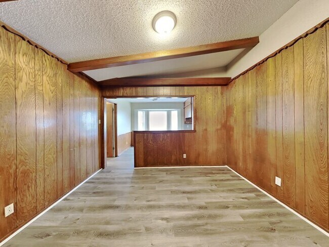 Foto del edificio - 7108 Ellis Rd