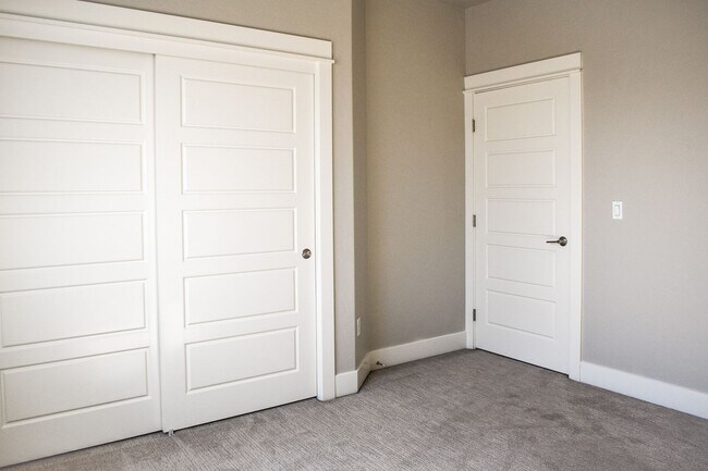 Building Photo - Spacious 3-bedroom 2 bath in the Golfing C...