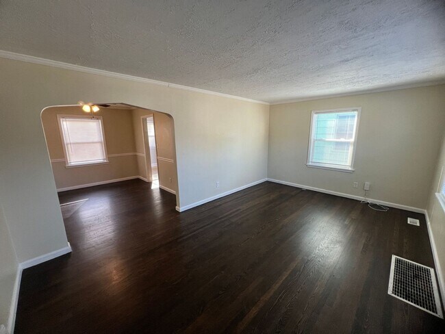 Foto del edificio - Move-In Ready 3-Bed Home with Downstairs B...