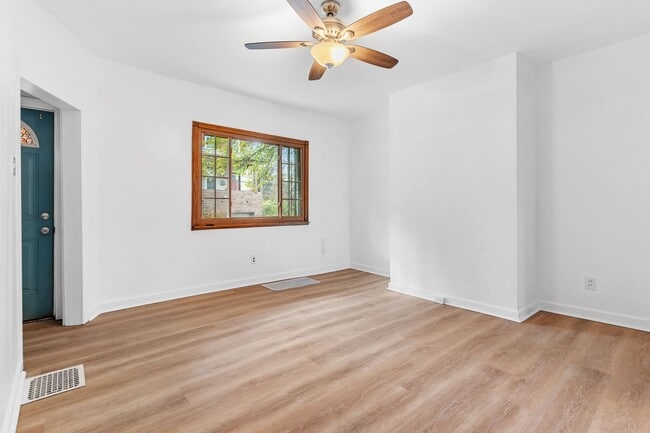 Building Photo - 2 Bed 1 Bath House