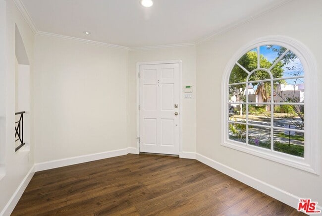 Building Photo - 221 S Almont Dr