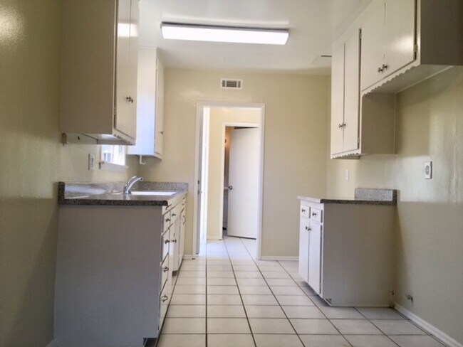 Building Photo - 4 Bed 2 Bath Home with Family Room