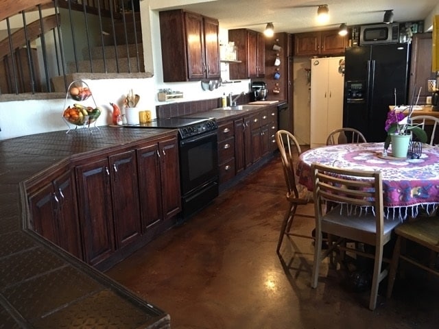 Penthouse Kitchen - Forest Park Apartments