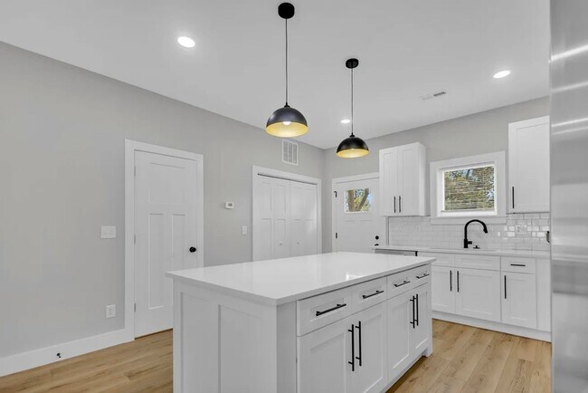 Building Photo - NEW CONSTRUCTION 4 Bed / 4 Bath Duplex Near IU & Downtown Bloomington – Leasing for 2026-2027!