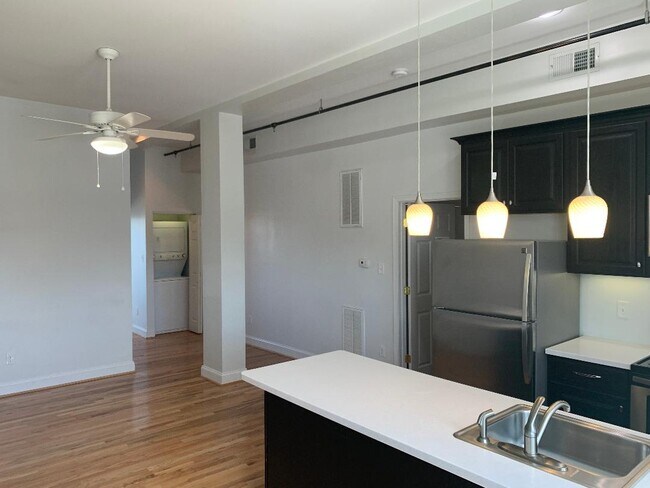 SALA PRINCIPAL - 1103A N Arthur Ashe Blvd