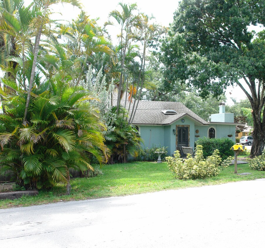 Building Photo - 2020 SW 18th Ave