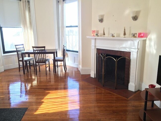 Building Photo - 504 Beacon St