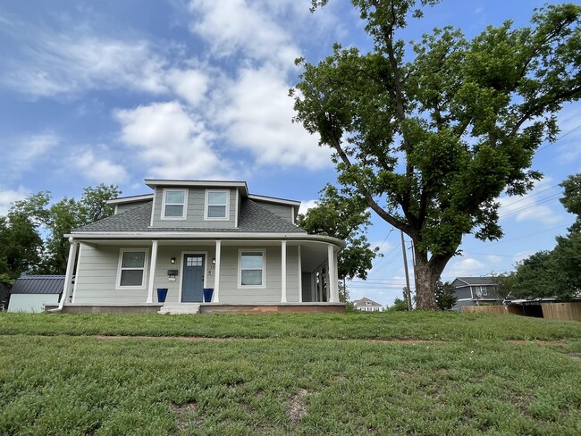 Building Photo - 1502 W Cleveland Ave