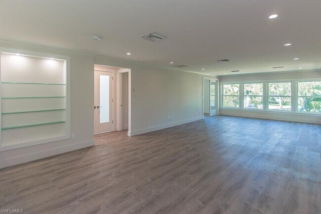 Enormous open floor plan with display shelves - 1219 Solana Rd
