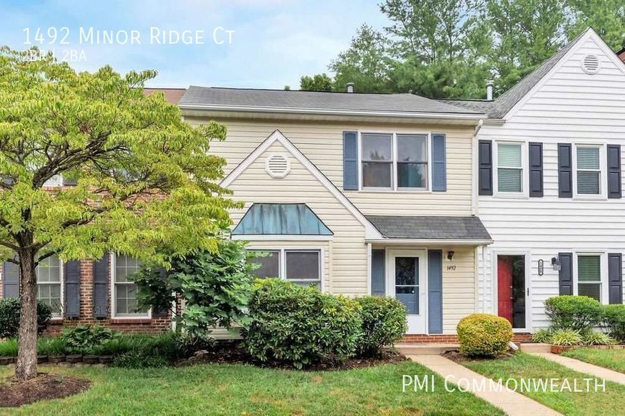 Primary Photo - 2 Bed / 1.5 Bath Townhouse (Available 2/10...