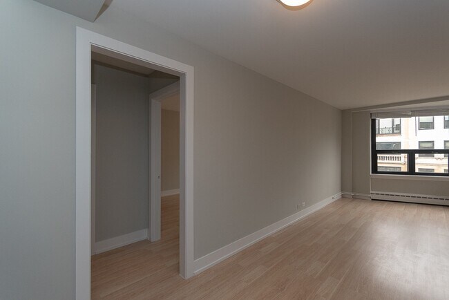 Building Photo - 448 W Wellington Ave