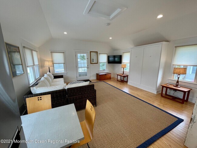 Foto del edificio - 220 Lincoln Ave