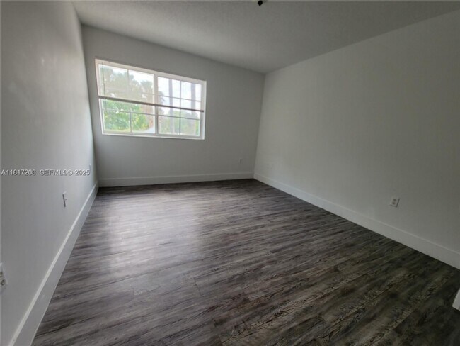 Foto del edificio - 4844 N State Rd 7