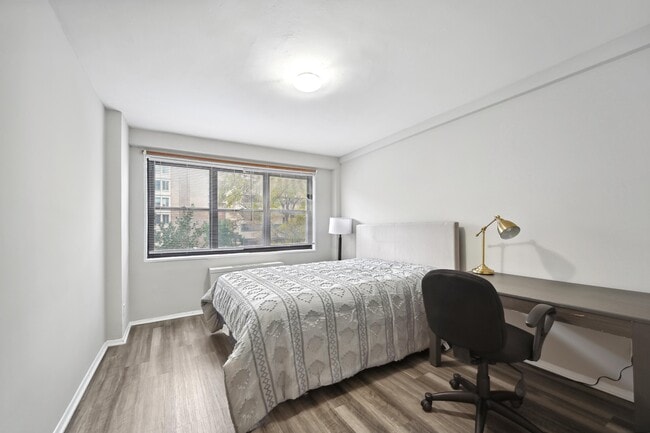 Cada habitación está equipada con un escritorio de estudio. - Circle Arms Apartments