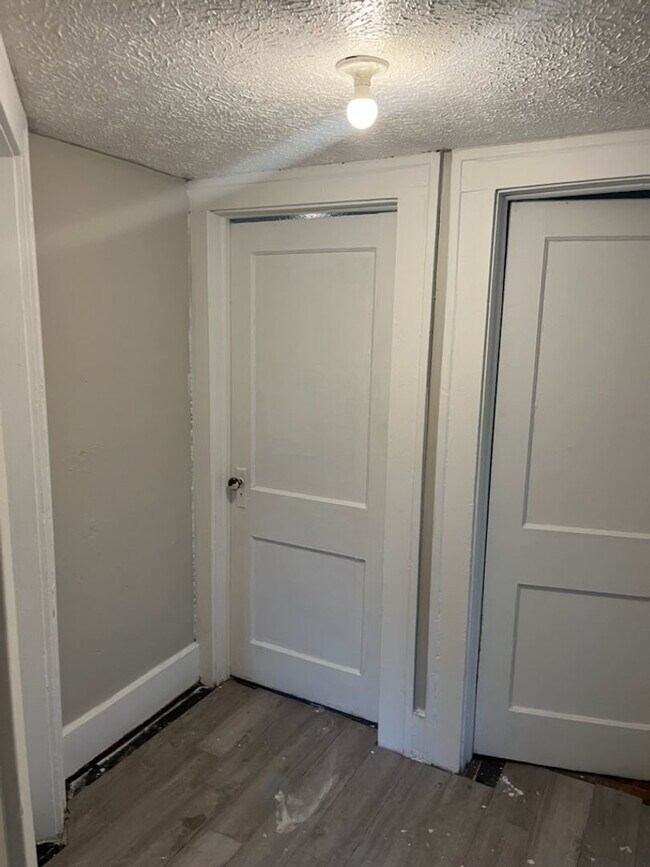 Building Photo - Newly painted home ready for rent!