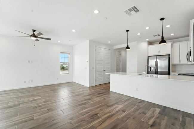 Foto del edificio - Like New Luxurious Model Home in Warner Meadows!